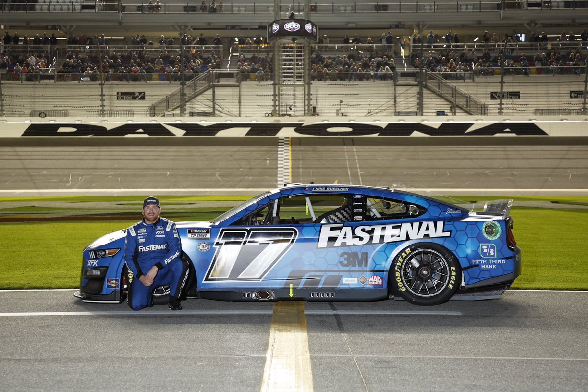 Chris_Buescher's tweet image. Small observation here, but every year we take this photo, I move closer to the front of the car. By 2025 I will have moved too far left to be in the shot anymore 😂