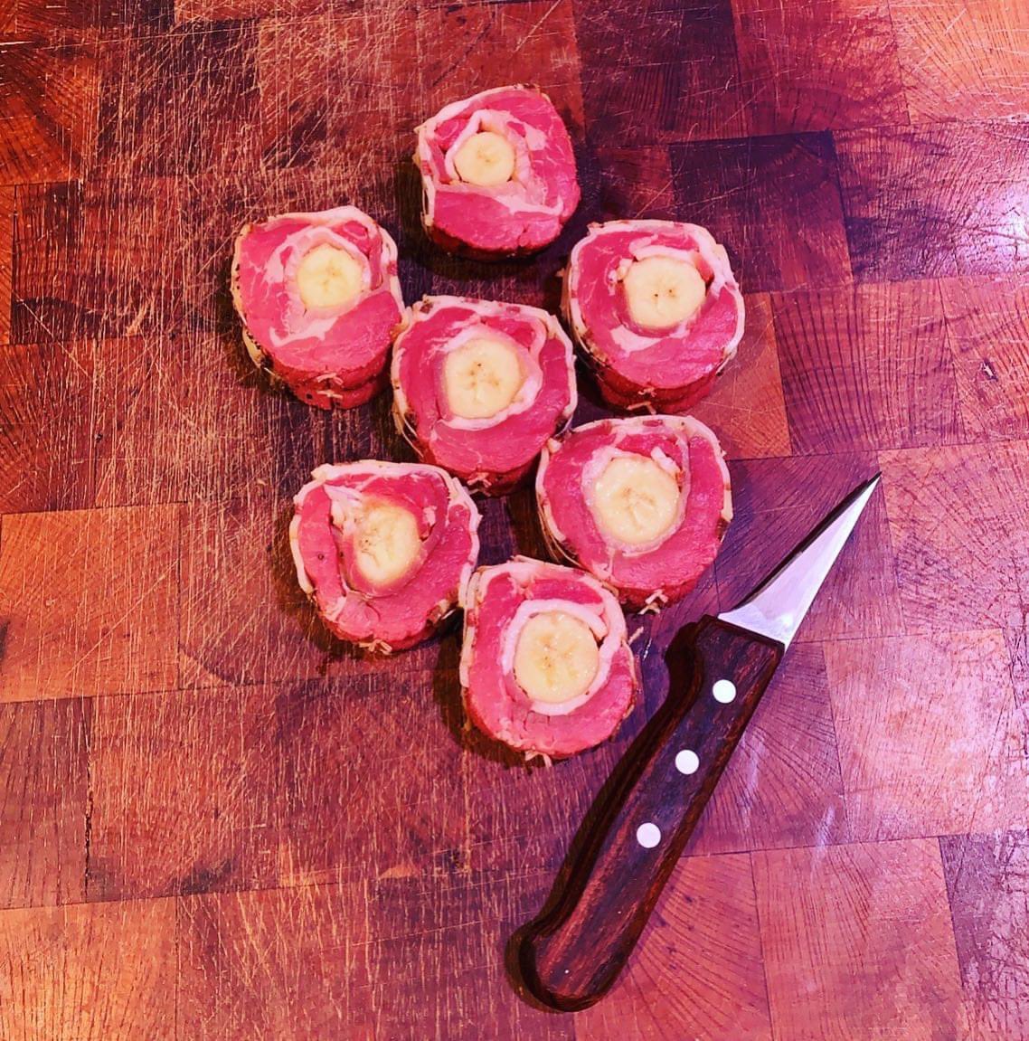 Langlai73410097's tweet photo. Petit filet mignon , tout joli et tout bon . Habillé de banane , de poitrine , genre Louisiane. 
Juste poêlé, avec lait de coco déglacé, une pointe de curry, un bon riz, et hop , on est au paradis ! #porcnoirdebigorre #filetmignon #banane #poitrinefumée #curry #laitdecoco https://t.co/btbQY64jDx