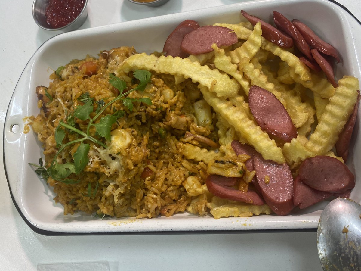 elcholomena's tweet photo. Si el mostrito existe, ¿esta combinación como la llamarías? Arroz con marisco más salchipapas. https://t.co/6isXnCjcDF