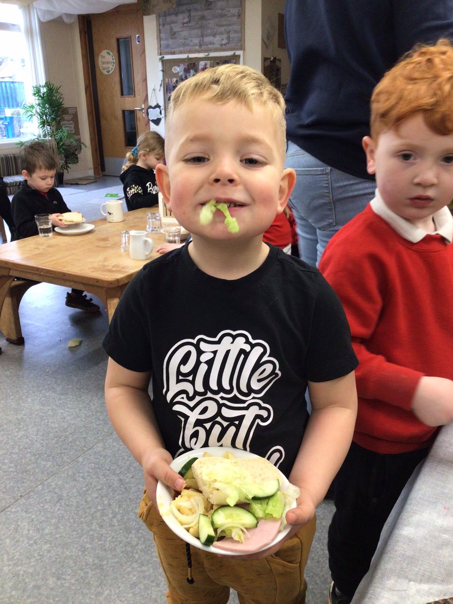 BonnyparkELC's tweet image. The children were able to identify our lunch options from the wall to see what was on offer before selecting what they would like to eat. We had lots of thumbs up and smiling children at lunch today 😁 #makingchoices