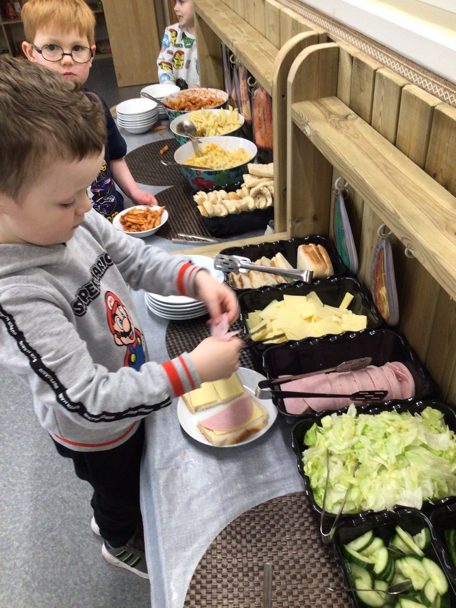 BonnyparkELC's tweet image. The children were able to identify our lunch options from the wall to see what was on offer before selecting what they would like to eat. We had lots of thumbs up and smiling children at lunch today 😁 #makingchoices