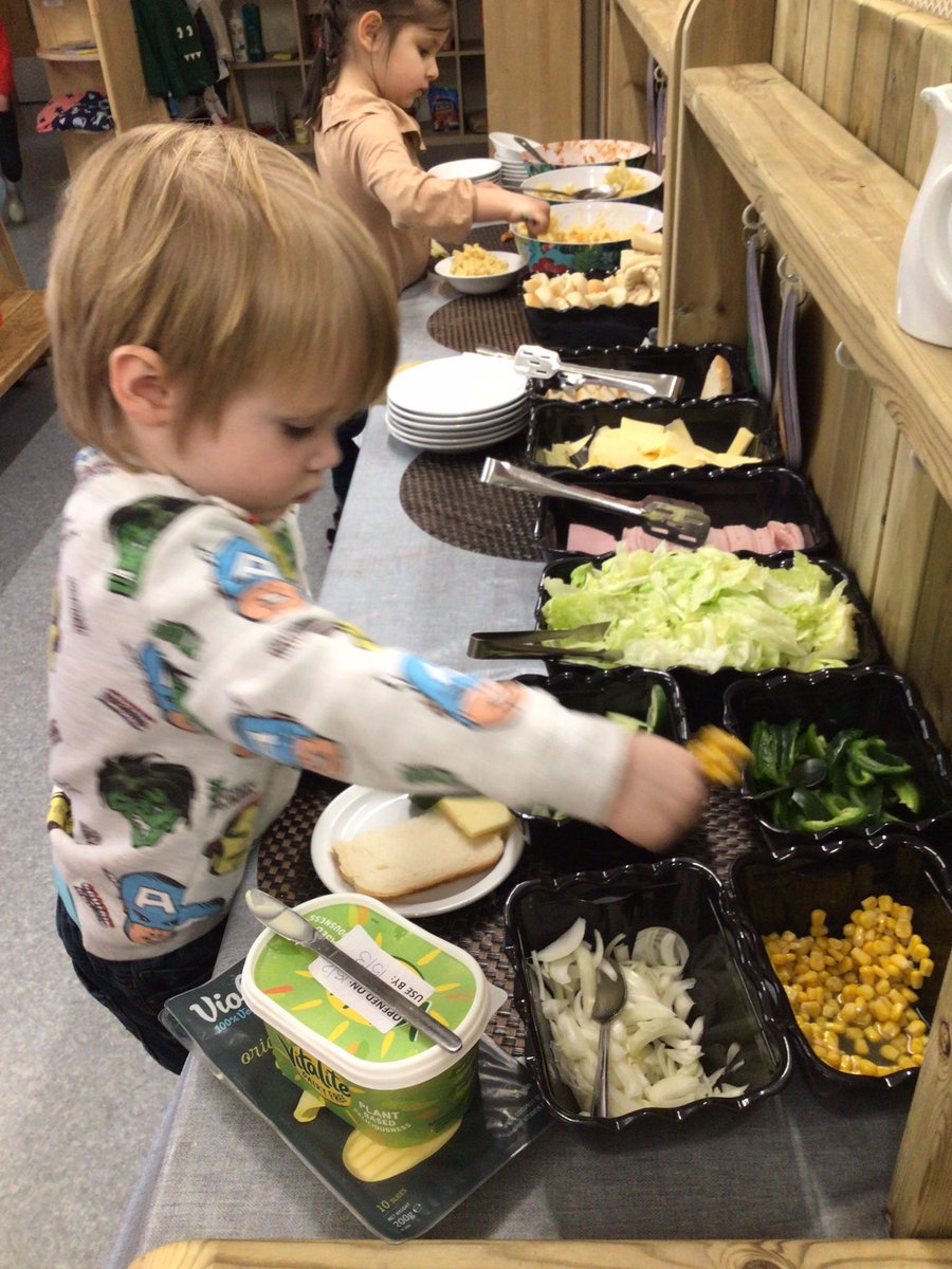 BonnyparkELC's tweet image. The children were able to identify our lunch options from the wall to see what was on offer before selecting what they would like to eat. We had lots of thumbs up and smiling children at lunch today 😁 #makingchoices