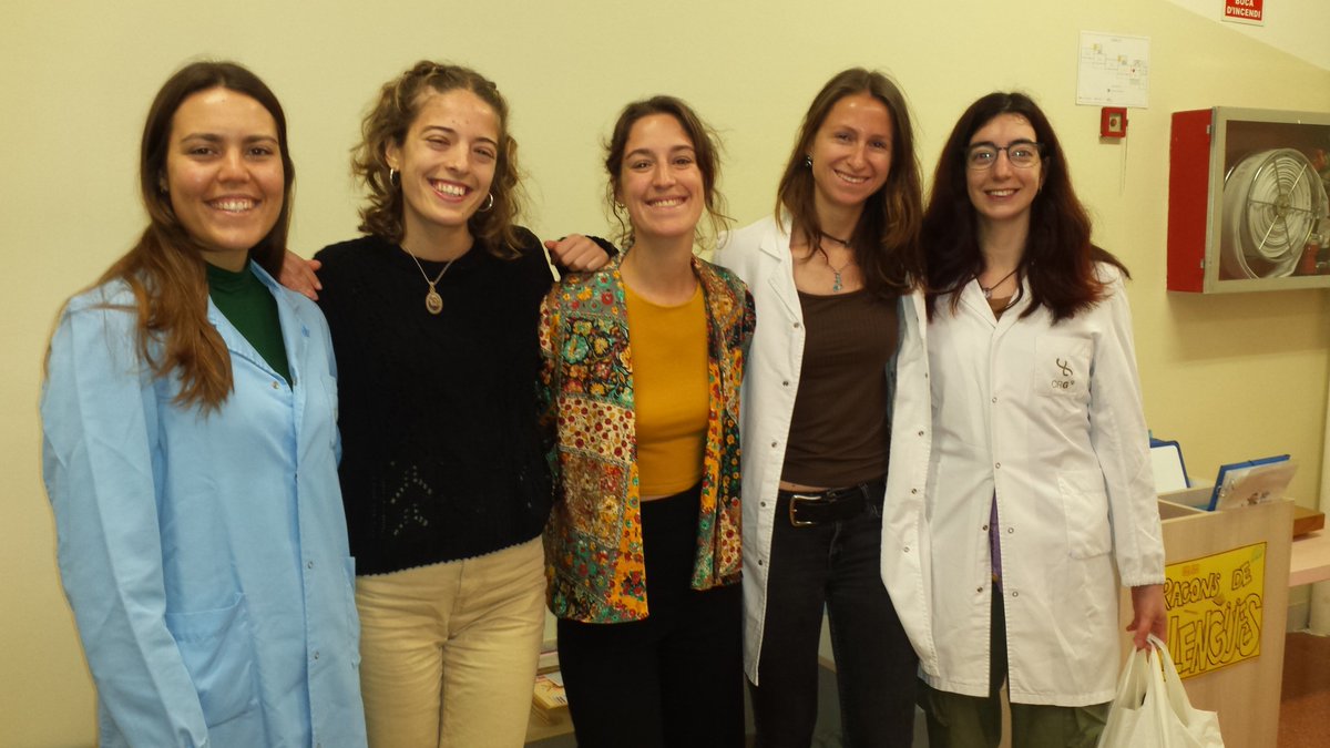 CRGenomica's tweet photo. 💜🧬Encara més activitats de l'#11F #DiaDonaiNenaEnCiencia!

Ahir @meritxellnov (@MarciusLab), Marta Cadevall i @CarlottaViana (#CosmaLab) i @mmicolruiz i @andrea_barreraa (@DiCroceLab), van anar a l'escola Poble Nou de Barcelona a explicar la seva recerca a nenes i nens 🙌🙌 https://t.co/wtGs8cQTzE