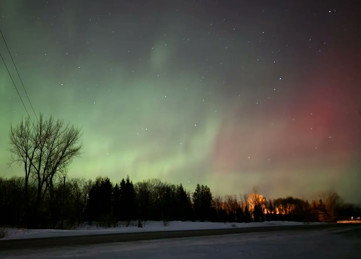 SusanKMZ's tweet photo. A spectacular Northern Lights display last evening, just after midnight. The swirls of green were visible to my eyes and were overhead at times. These pics were captured with my trusty Samsung S22 Ultra. https://t.co/2X58CREuLF