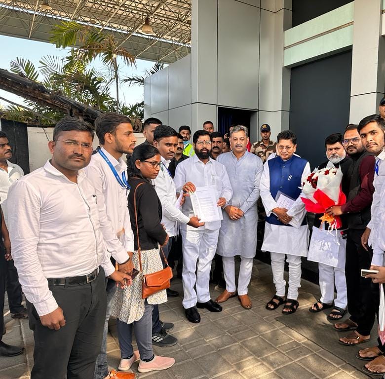 Aniket2125's tweet photo. #JusticeForAgrilEngg
गेल्या 23दिवसापासुन आंदोलनकर्ते कृषी अभियंते प्रशासनाकडे भटकत असताना छत्रपती @YuvrajSambhaji 👑
स्वतःहून यांच्या मदतीला धावून आले व @mieknathshinde
साहेबांकडे प्रश्न मांडले.
झालेला अन्याय राजेंना कळला मग @mpsc_office ला कधी कळणार?
@Dev_Fadnavis 
@RamVSatpute https://t.co/3igLAsJVzc