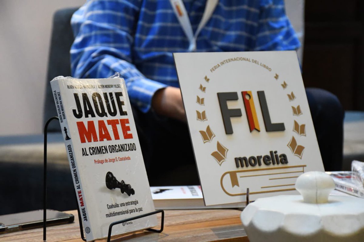rubenmoreiravdz's tweet photo. Ayer en #Morelia con @FILMorelia presentamos “Jaque mate al crimen organizando”. Libro de @RubenAguilar y @rubenmoreiravdz con prólogo de @JorgeGCastaneda. Gracias amigos. Gracias @MemoValenciaR y @Garcia_Aviles. La paz es posible. Los gobernadores tienen que actuar. https://t.co/4st8PjjD9I
