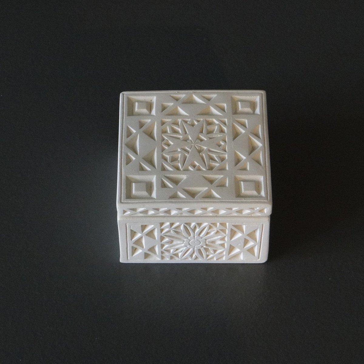 elementsdeco's tweet image. Small square jewelry box in carved white soft stone, handmade craft, jewelry box, storage for rings @SympathyRTs  @BlazedRTs @Retweelgend  @sme_rt  #vintage  #art #decordesign  #livingroom #homedecor  #Malta #islands #etsyshop  
elementsdeco.etsy.com  
etsy.me/3Ec3GIS