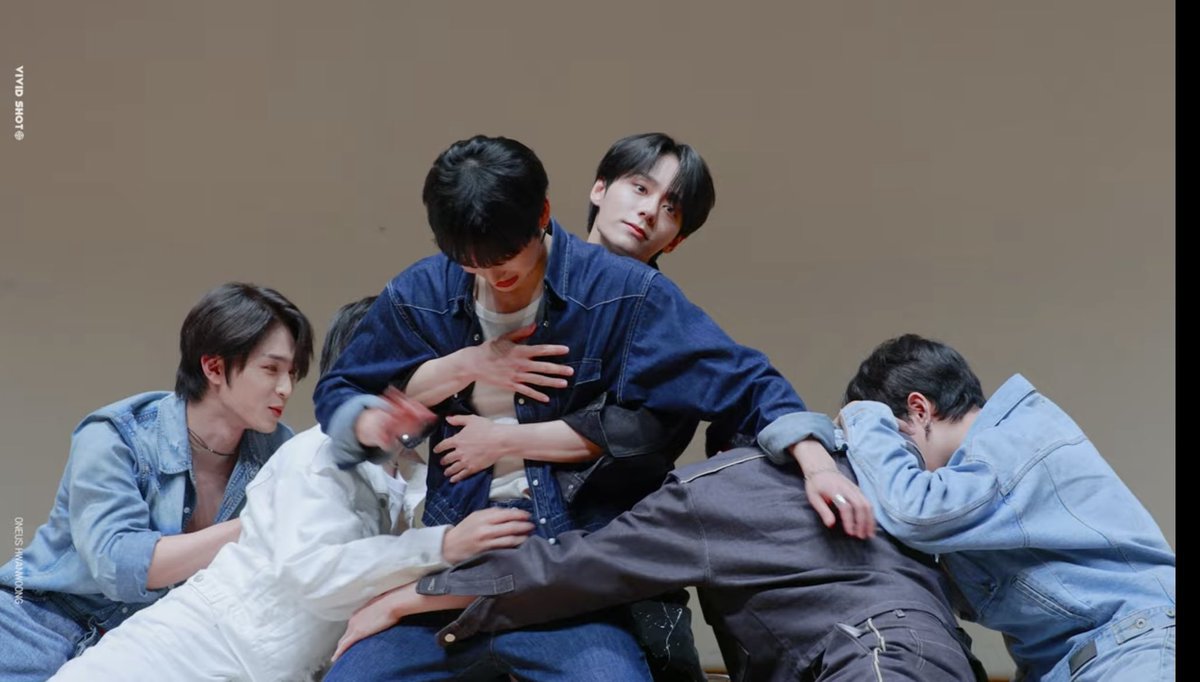 Kitty_cinnamon_'s tweet photo. @mellifluous0110 🚫 No Crop No Edit 🚫
*procede a editar una foto ot6* https://t.co/Fkl9qFj7AT
