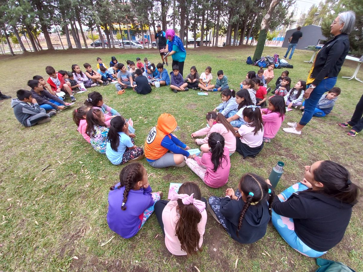 RFlutsch's tweet photo. #PlanDeLectura
Continuando con propuestas de fortalecimiento a las trayectorias escolares de las y los estudiantes, esta semana, a través del CeDIE, acompañamos al CEF N°2 de Cutral Co.
 
#MinisterioGobiernoEducación https://t.co/u2ujHMaVqJ