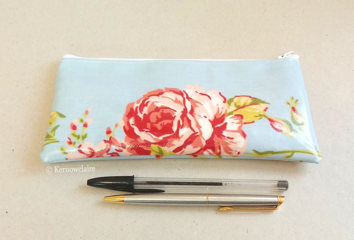 kernowclaire1's tweet photo. This is a lovely pencil case in blue with pink flowers, handmade in a wipe clean oilcloth. #slightseconds #reduced #pencilcase #pencilpouch
https://t.co/o72RKAOvgk https://t.co/9ZxJzP9dhl
