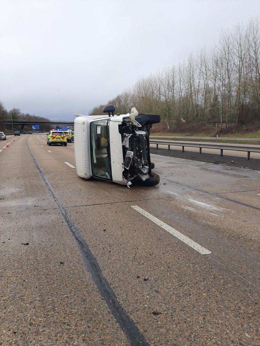 HantsPolRoads's tweet photo. EXPECT DELAYS M27 Westbound btwn Junc 7 towards Junc 5. Lane 1 of 4 now running and recovery on route but fuel spill also needs dealing with. 1 occupant suffered minor injuries. Thanks for your patience #1769  @hantspol @Wave105Travel @BBCRadioSolent @HeartSouth https://t.co/j7yLmmLnfM