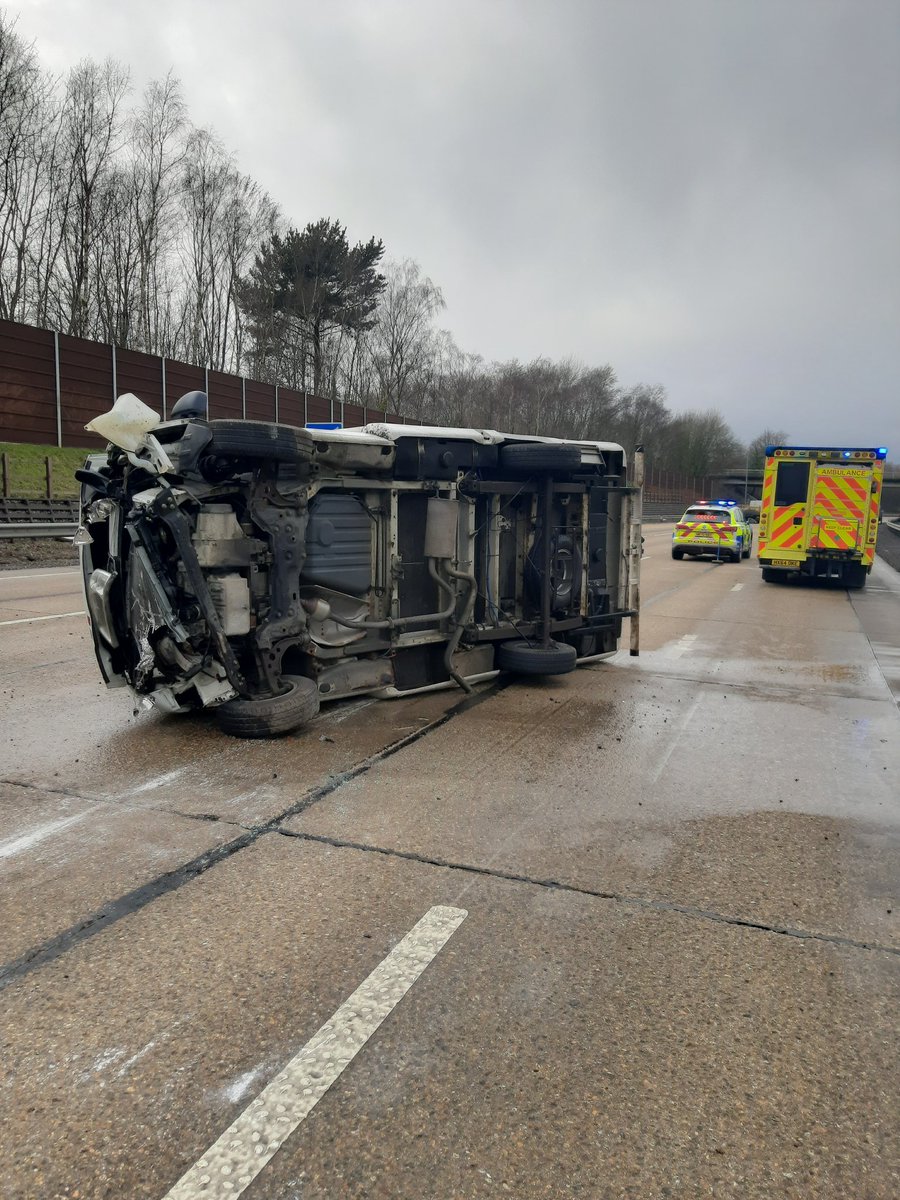HantsPolRoads's tweet photo. EXPECT DELAYS M27 Westbound btwn Junc 7 towards Junc 5. Lane 1 of 4 now running and recovery on route but fuel spill also needs dealing with. 1 occupant suffered minor injuries. Thanks for your patience #1769  @hantspol @Wave105Travel @BBCRadioSolent @HeartSouth https://t.co/j7yLmmLnfM