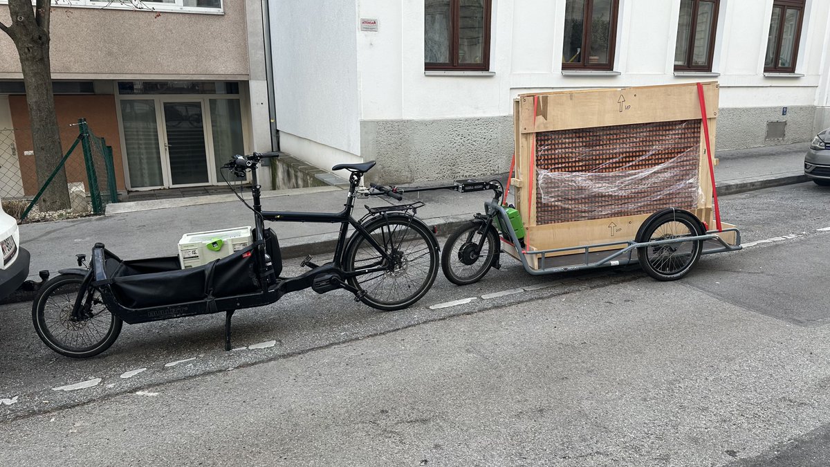 valentinruhry's tweet photo. Ich war heute so unterwegs.
Ergebnis: SUV Fahrer kurbelt Fenster runter und fängt an mich wüst zu beschimpfen, weil ich so viel Platz brauche. Was folgt, ist das Argument, dass er ja Steuern zahlt und ich nicht. https://t.co/VURlkYT68s