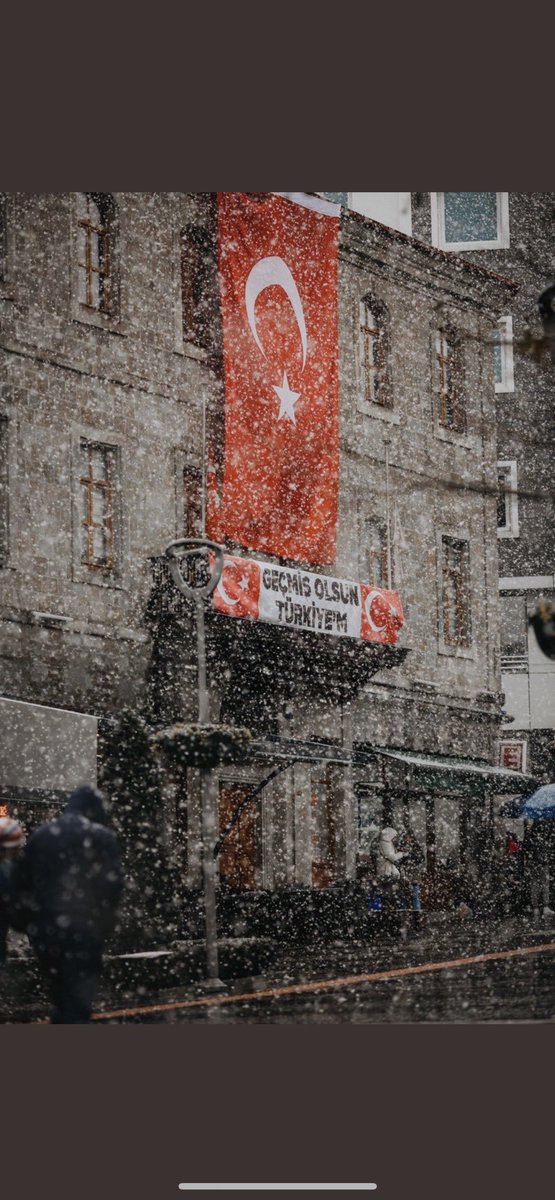 Sen bir devsin, yükü ağırdır devin!
Kalk ayağa, dimdik doğrul ve sevin!

Necip Fazıl Kısakürek