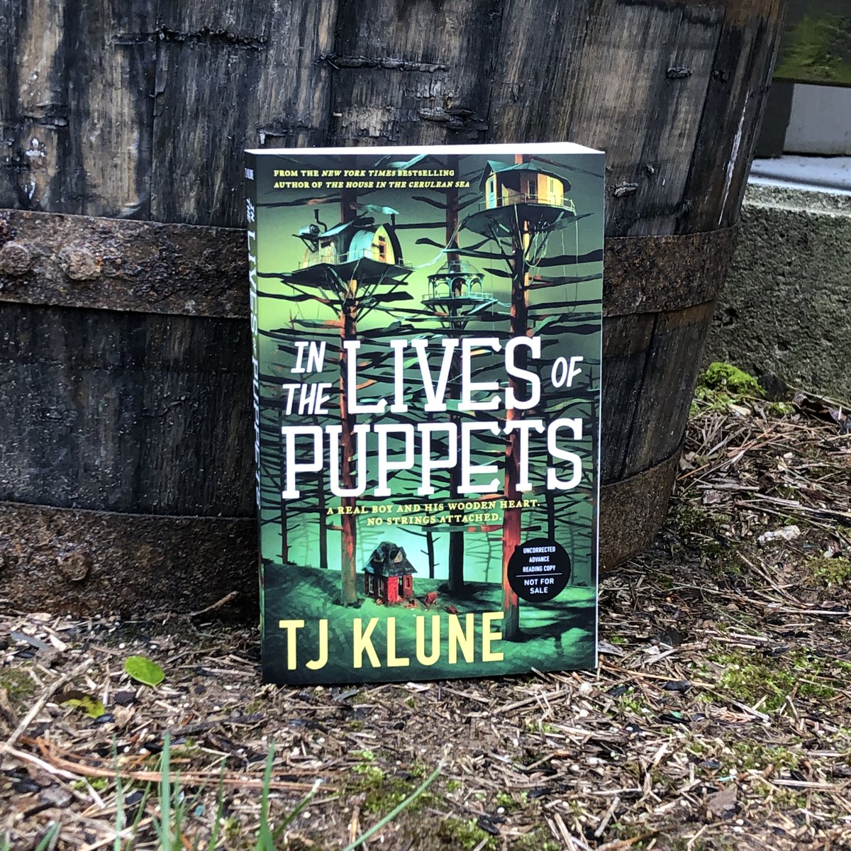 torbooks's tweet image. Happy Friday, y'all! Who's ready for a #sweepstakes? Today, we're giving you the chance to win an early copy of #InTheLivesofPuppets by TJ Klune. Just follow us, then like and retweet this post to enter 🤖

#PuppetsSweeps