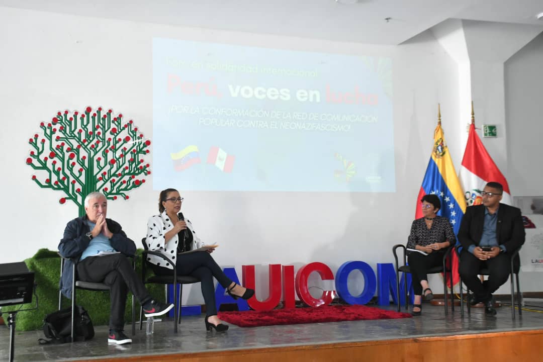 lauicom's tweet photo. "El objetivo de este foro es despertar conciencia y vencer la censura, hay mucha desinformación, pero en Perú hay un pueblo en la calle y existe un desconocimiento a las instituciones del Estado", Tania Díaz.

@taniapsuv
#PerúVocesEnLucha https://t.co/ERR7UkxIdP