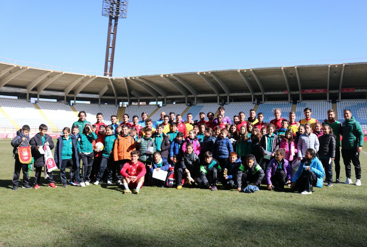 CyDLeonesa's tweet photo. 🎒 Hoy hemos recibido la visita de los alumnos del @Colegiojuancruz en el estadio Reino de León

😄 ¡Lo hemos pasado genial! Gracias por vuestro cariño. Nos vemos el domingo en el #CulturalAlgeciras 

#AúpaCultu https://t.co/VlaqsVuQna