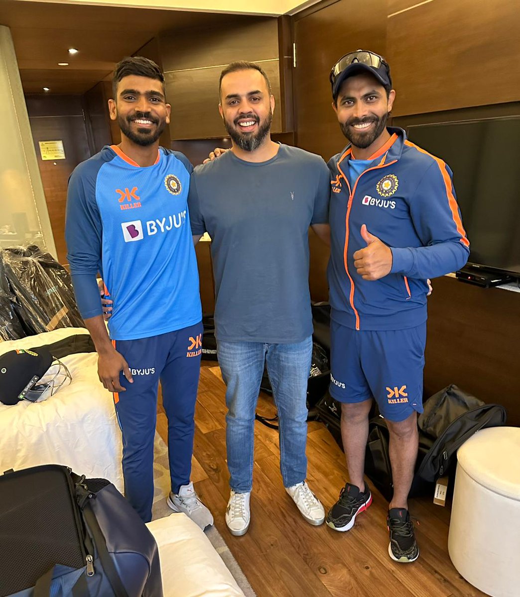ShreySports's tweet photo. Here's a sneak peek 📸 into our MD - Raghav Kohli's catch-ups with cricket maestros while delivering Shrey's exclusive products to them. We take feedback from the bests and then develop our equipment with a fusion of their needs and our vision. 
#cricket #cricketlovers #shrey https://t.co/BzylDkspBJ