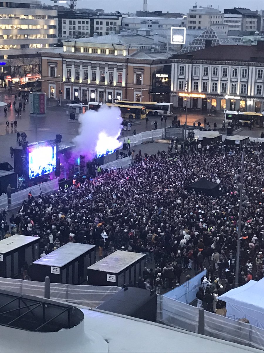 tepaliini's tweet photo. Kunnon bileet torilla, kun täällä 6.kerroksessa heiluu tuolin lisäksi vaatekaappi. #pitääköollahuolissaan #pikkulaskiainen #studyinturku https://t.co/tQ0qdzIfA4