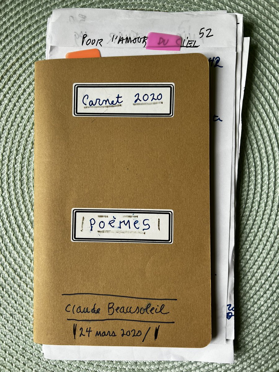 Le poète <a href="/ClaudeBosoleil/">Compte en mémoire du poète Claude Beausoleil</a> écrivait ses poèmes de confinement dans un carnet Moleskine auquel il ajoutait des feuilles volantes. J’avais beau insister pour qu’il commence un 2e carnet, il tenait à ses paperolles, je ne sais pourquoi. 🤷‍♀️