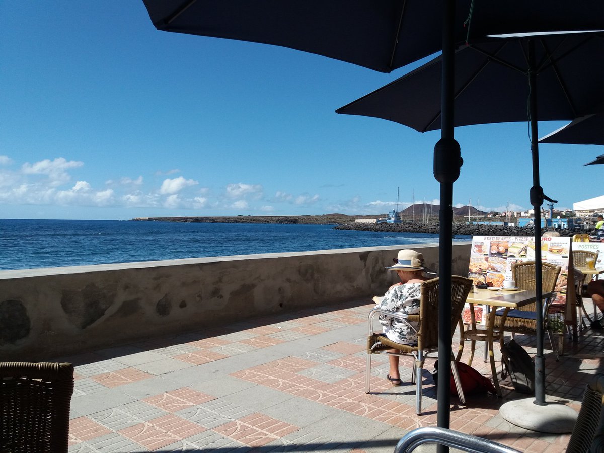BerendBilker's tweet photo. Een week op #Tenerife met kla5ske en dochter Mirjam in een prachtig penthouse van #Atlanticview en zon  doet wonderen. Veel lopen en soms een terrasje in #Lesgalettes. Nog een week. Straks wat zwemmen met 23 gr.  #kinwoleswer. https://t.co/WXQWV7V4Mu