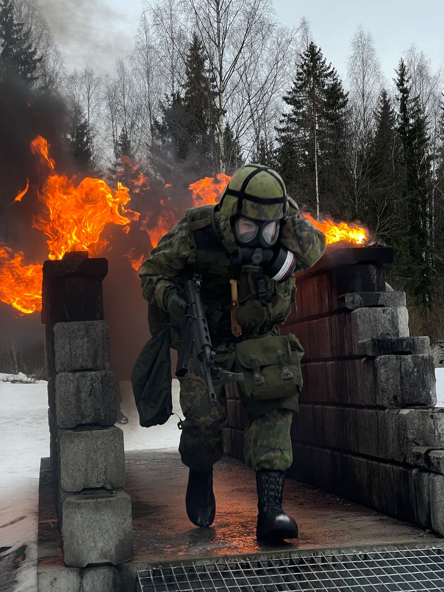 PanssariPR's tweet photo. Autokomppanian saapumiserän 1/23 varusmiehillä on käynnistynyt Maavoimien sotilas 1 -kurssi. Tällä viikolla #varusmiehet ovat harjoitelleet polttotaisteluradalla toimintaa polttovaroituksessa ja -hälytyksessä sekä palavan taistelijan sammuttamista.
#autok #parhp #pspr #maavoimat https://t.co/AvhxVgYfzl
