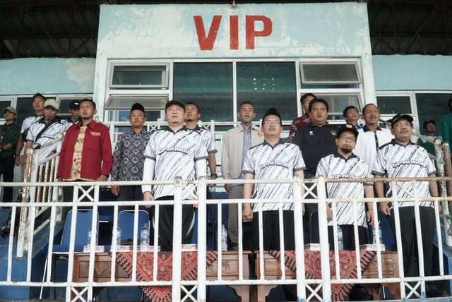 koni_bna's tweet photo. Ketua KONI beserta Forkopimda Banjarnegara dan para pimpinan Ormas Islam menghadiri pembukaan turnamen Sepakbola Ansor Cup 2023 Banjarnegara yg digelar di Stadion Soemitro Kolopaking. Selamat dan sukses untuk para peserta. ⚽️🏆 #ansorcup https://t.co/zlZkicHFXh