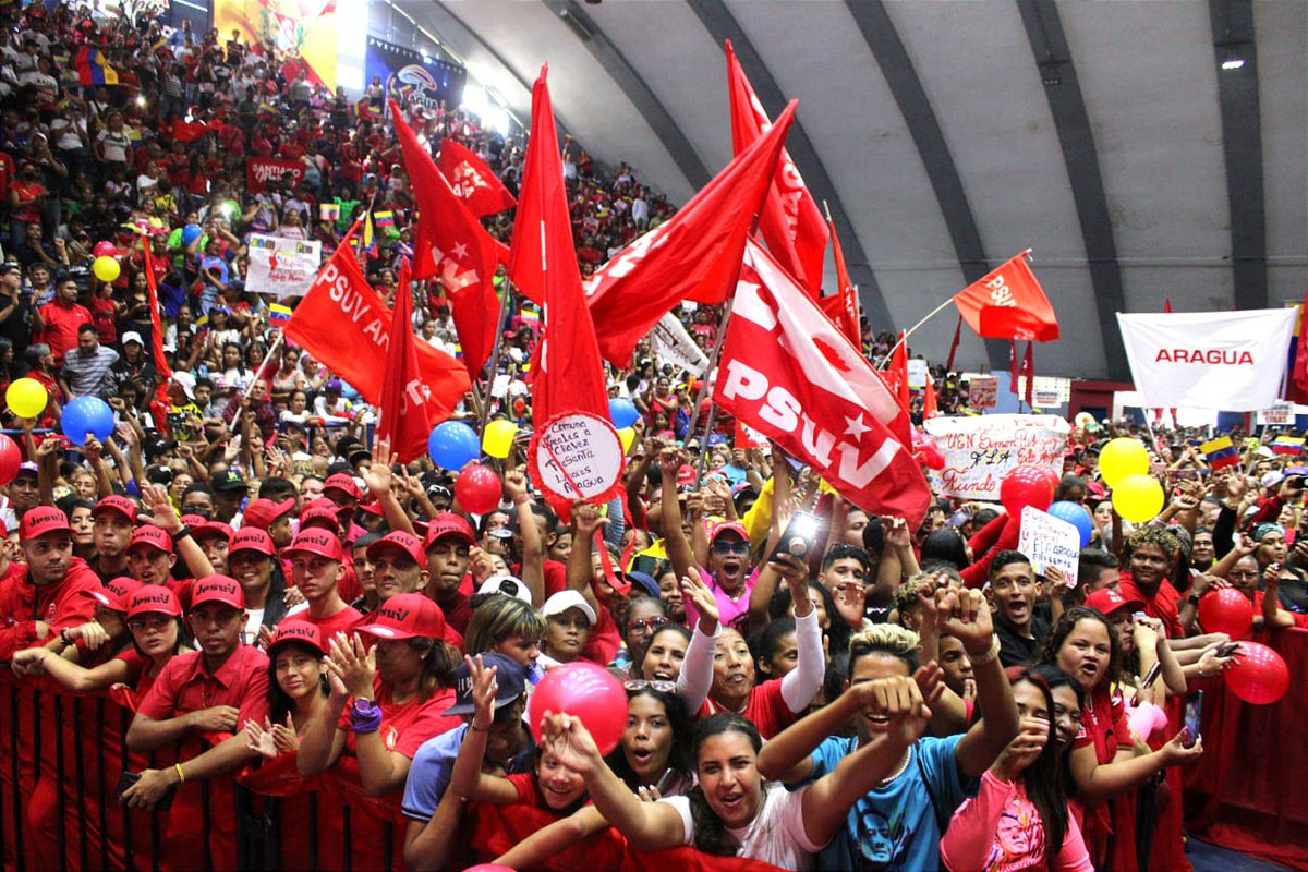 PartidoPSUV's tweet photo. #EnFotos 📸📱

El pueblo revolucionario y chavista de #Aragua ya está preparado para el acto de juramentación del Equipo Político Estadal. 

#CarnavalesFelices2023 https://t.co/SbEIsjfDpu