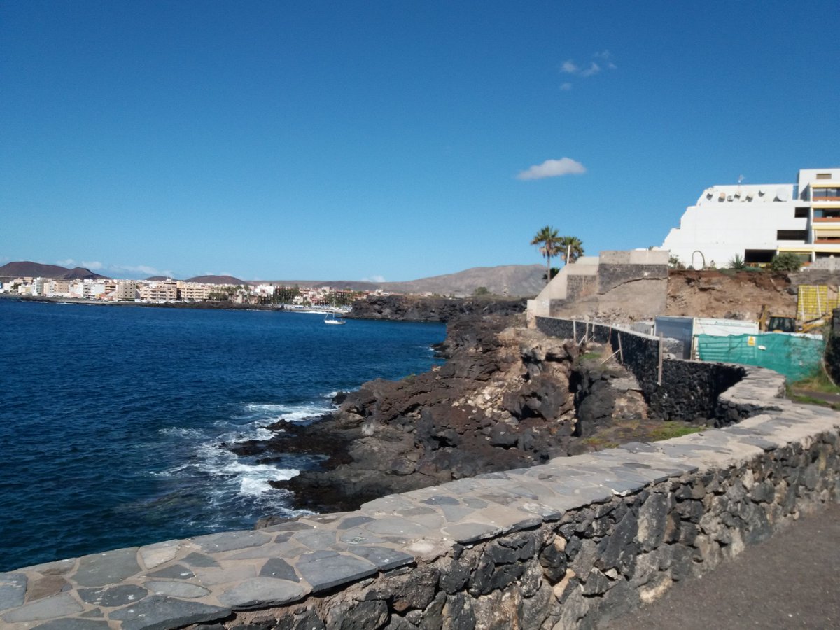 BerendBilker's tweet photo. Een week op #Tenerife met kla5ske en dochter Mirjam in een prachtig penthouse van #Atlanticview en zon  doet wonderen. Veel lopen en soms een terrasje in #Lesgalettes. Nog een week. Straks wat zwemmen met 23 gr.  #kinwoleswer. https://t.co/WXQWV7V4Mu