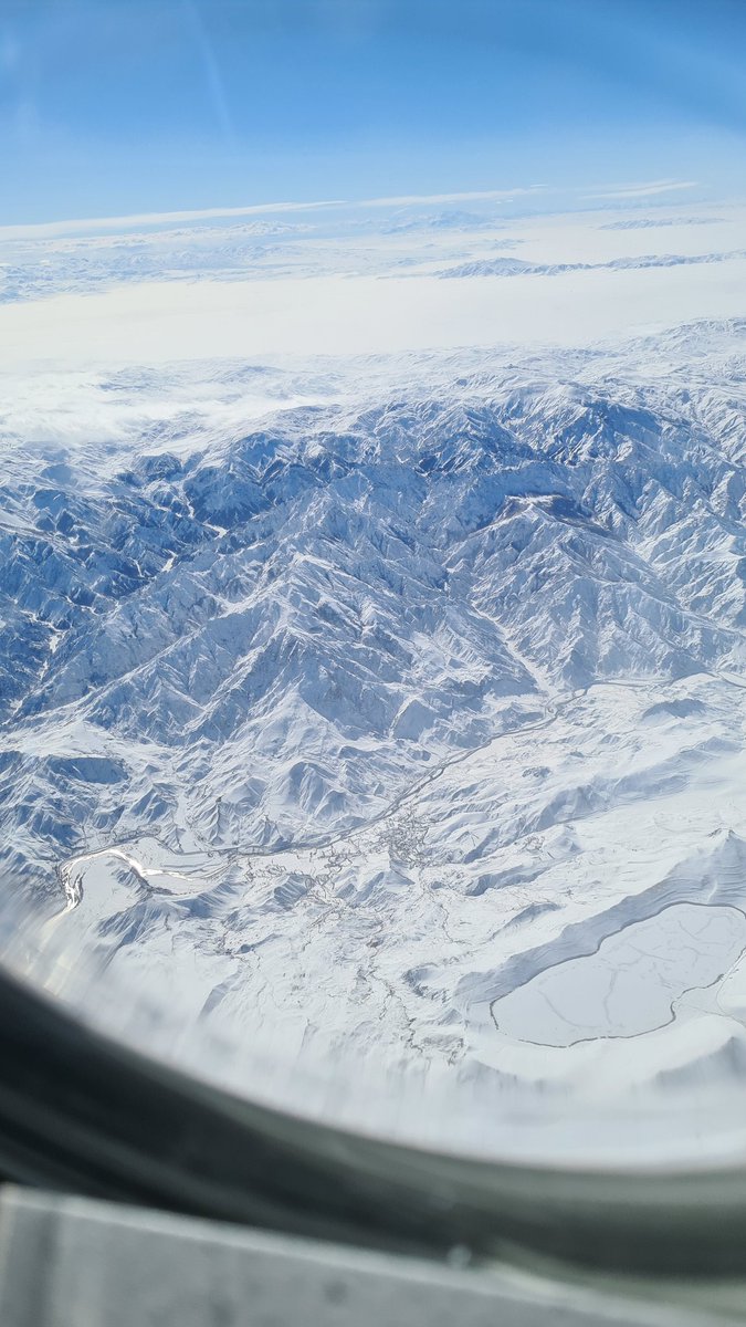 KupaMista's tweet photo. Wow, nothing beats the breathtaking sight of snow-capped mountains from above! ❄️🏂 So grateful for this incredible view today! #mountainview #aviation #travelgoals ✈️ https://t.co/lveUzaKaTR
