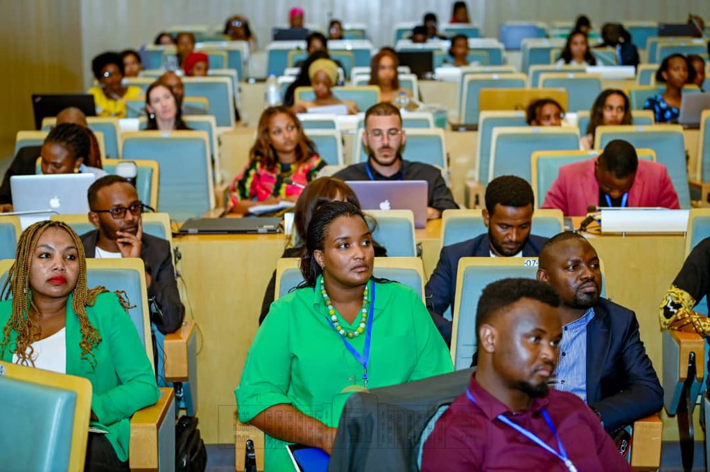 Accompagné par SE <a href="/Burundi1stLady/">Angeline Ndayishimiye Ndayubaha</a> et en qualité d'invité d'honneur, le Chef de l'Etat SE <a href="/GeneralNeva/">SE Evariste Ndayishimiye</a> participe ce 16 fevrier à la toute première Assemblée publique des jeunes africains organisée en marge du Sommet ordinaire des chefs d'Etat et de Gouvernement de l’<a href="/_AfricanUnion/">African Union</a>