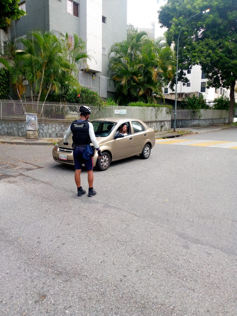 PolisucreOficia's tweet photo. #16Feb2023 | Cumpliendo instrucciones del ciudadano Alcalde José @JoseVRangelA en atención a los requerimientos de nuestros vecinos se realiza presencia y recorrido en la Urb. Terrazas del Ávila, a fin de garantizar la seguridad de residentes y visitantes.
@DenunciasTDA https://t.co/KKT2maXeJu