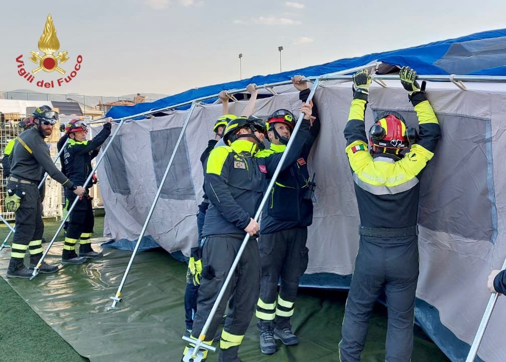vigilidelfuoco's tweet photo. #Terremoto #Turchia, con il coordinamento di @DPCgov #vigilidelfuoco impegnati ad #Antiochia nell’allestimento dell’ospedale da campo messo a disposizione da @regionepiemonte per dare supporto alle strutture locali

#TurkeyEarthquake #16febbraio #Turkey https://t.co/a6FPo8NRhW