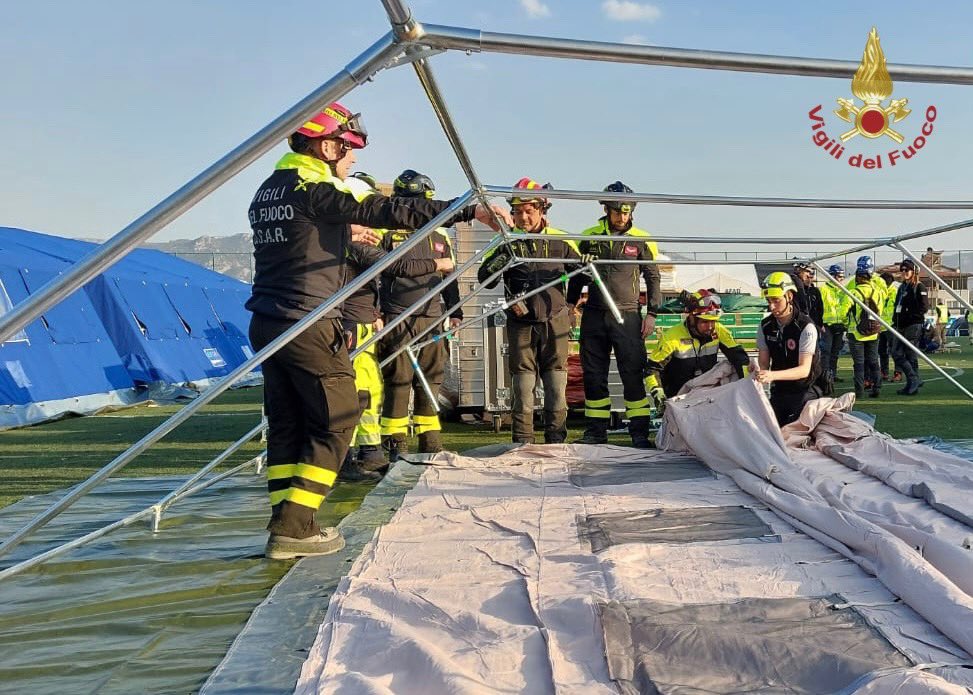 vigilidelfuoco's tweet photo. #Terremoto #Turchia, con il coordinamento di @DPCgov #vigilidelfuoco impegnati ad #Antiochia nell’allestimento dell’ospedale da campo messo a disposizione da @regionepiemonte per dare supporto alle strutture locali

#TurkeyEarthquake #16febbraio #Turkey https://t.co/a6FPo8NRhW