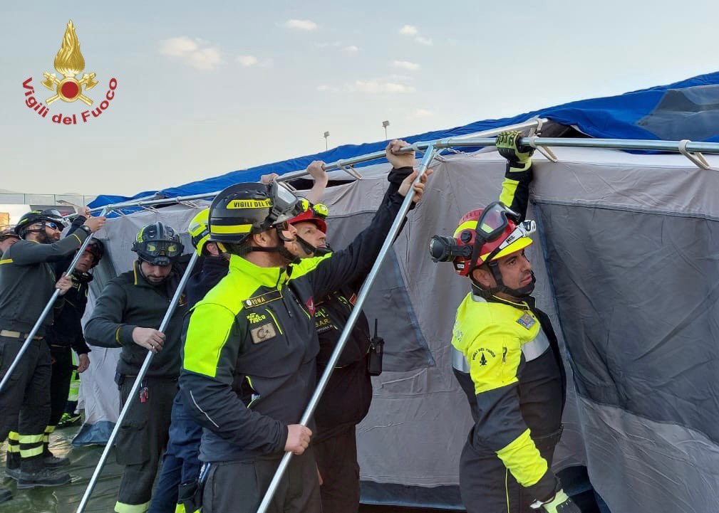 vigilidelfuoco's tweet photo. #Terremoto #Turchia, con il coordinamento di @DPCgov #vigilidelfuoco impegnati ad #Antiochia nell’allestimento dell’ospedale da campo messo a disposizione da @regionepiemonte per dare supporto alle strutture locali

#TurkeyEarthquake #16febbraio #Turkey https://t.co/a6FPo8NRhW