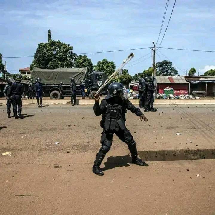 ouritoumi's tweet photo. Manif du FNDC : des agents des unités d'élite de l'armée utilisent la fronde (David & Goliath) contre les citoyens pacifiques opposés au CNRD. Malheureusement, le Gouvernement est décidé de faire taire toutes les voies dissonantes ce qui est impossible. #TransitionMandaMaara https://t.co/aUPgojPX4c
