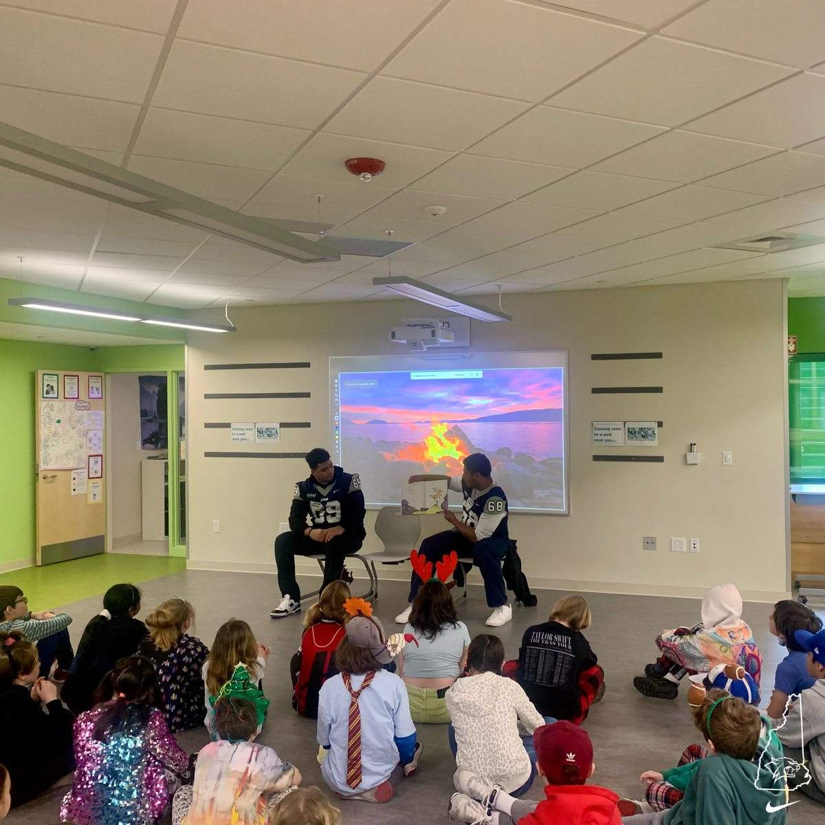 UNH_Football's tweet image. Wildcats hit Oyster River for Read Across America‼️😼 #CatsintheCommunity
