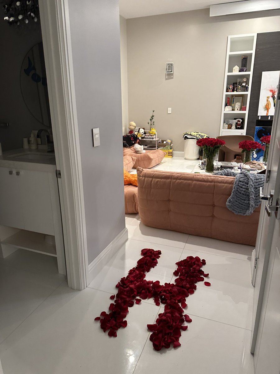 thef1owergirl's tweet photo. So me and @donyaesm did a thing last night 🥹❤️🙈 https://t.co/i8trRQVMXL