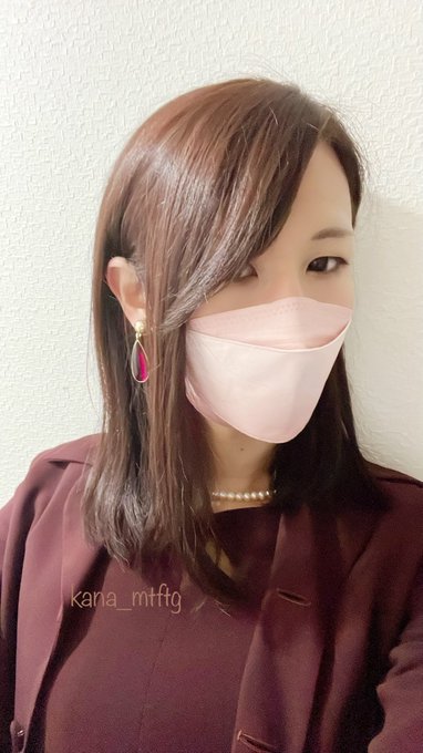 忙しくて、帰宅後 疲弊した状態の自撮りだけど、本日の女装。新年会だったのでちゃんとしました 