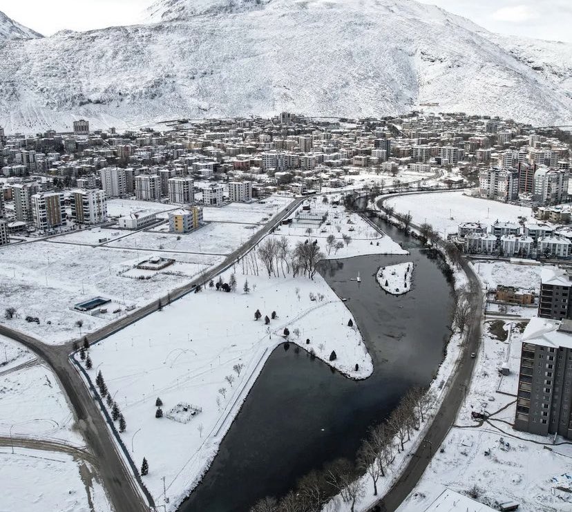 Yeni yıldan bir şey istememiştik oysa bizim olanı almasa yeterdi
#depremkahramanmaras #Elbistan #deprem