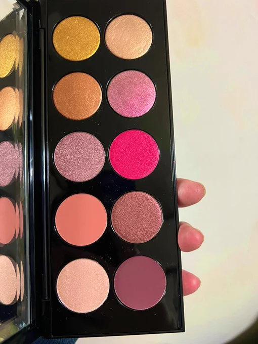 37:PAT McGRATH LABSMOTHERSHIP  DIVINE ROSE II実際のところ自分の肌とはちょっと方向が違うカラーではあるんですが、右側上から2番目の偏光(写真だとわからないけどピンク→緑の偏光)がとにかく美しすぎて買ってしまった!!! 美しすぎる!!!! 初めて買った母艦です 