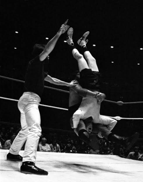 vinnefilipe's tweet photo. 🤼‍♂  COMEDIANTE QUE SÓ LUTAVA COM MULHERES!

Andy Kaufman era apaixonado por luta livre, se proclamou campeão mundial e viajou pelo país em busca de combates

Com um detalhe: ele só desafiava as minas! 👩🏻‍🦰

Até que um dia ele teve de enfrentar ninguém menos que Jerry Lawler  👑 https://t.co/dj1VTegQfs