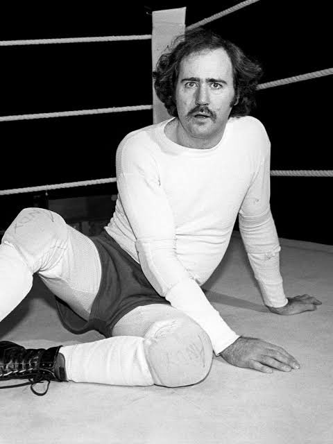 vinnefilipe's tweet photo. 🤼‍♂  COMEDIANTE QUE SÓ LUTAVA COM MULHERES!

Andy Kaufman era apaixonado por luta livre, se proclamou campeão mundial e viajou pelo país em busca de combates

Com um detalhe: ele só desafiava as minas! 👩🏻‍🦰

Até que um dia ele teve de enfrentar ninguém menos que Jerry Lawler  👑 https://t.co/dj1VTegQfs