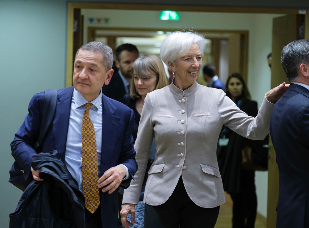 Bce e tassi, Lagarde tira dritto ma arriva l'alert di Fabio Panetta: "considerare il rischio che i rialzi possano rivelarsi eccessivi". Il banchiere cita Lucio Battisti: "Non dobbiamo 'guidare come un pazzo a fari spenti nella notte' bit.ly/40SHtt4 #16febbraio