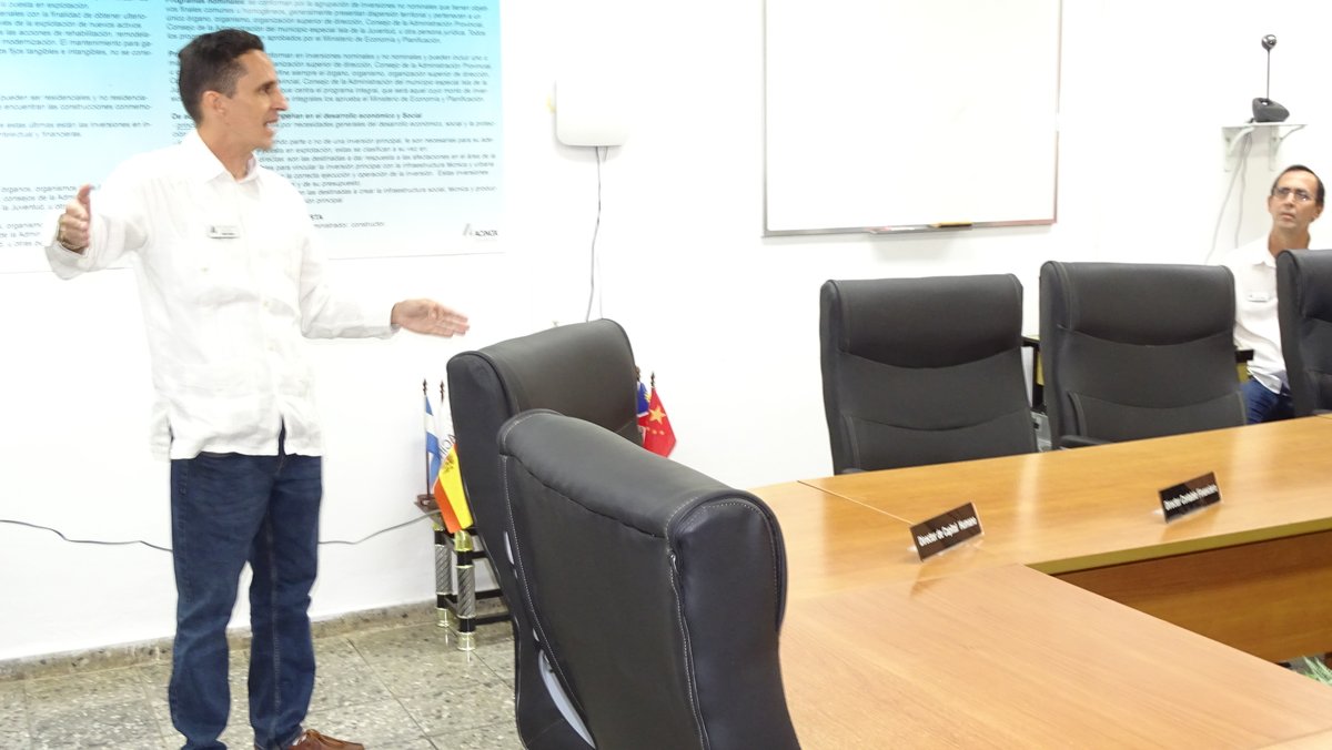 AcinoxComercial's tweet photo. @AcinoxComercial se viste de gala con la presentación   de las tesis de Maestría en Dirección, en la XIX Edición del #CETDIR, como parte del proceso de superación de sus cuadros y reservas.@RoylanAgustin @MPeraza @benitez_taimi @osdegesime @CujaeRedSocial https://t.co/HUKl5dzS1s