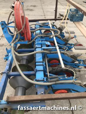 FassaertMB's tweet photo. Monosem MS pneumatische zaaimachine is beschikbaar @FassaertMB . Er zijn zaaischijven bij deze machine voor verschillende gewassen. Kijk voor de details op https://t.co/bCJowwOm29 https://t.co/yR4sNZUgtX