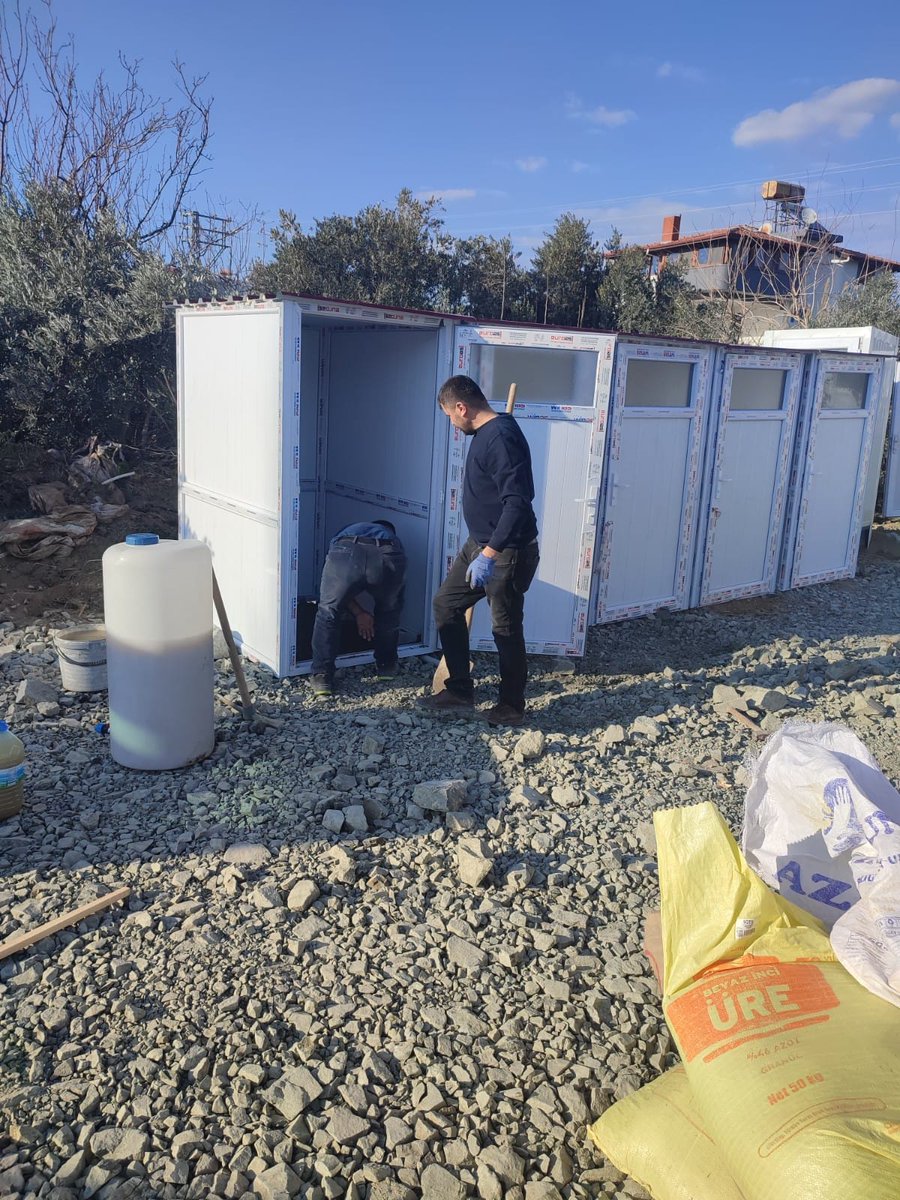 feritsen01's tweet photo. Hatay/Samandağ'da depremde Evlerini kaybeden 700 Vatandaşımızın kalacağı çadır kentin  seyyar Wc/duş eksiklerini giderdim.

Adana'dan İhtiyaç sahibi Diğer deprem bölgelerimize de ulaştırmak mümkün.

Samandağ Kaymakamımıza gayreti için teşekkür ediyorum.
 
Yaraları sarmaya devam. https://t.co/h51A86ianC