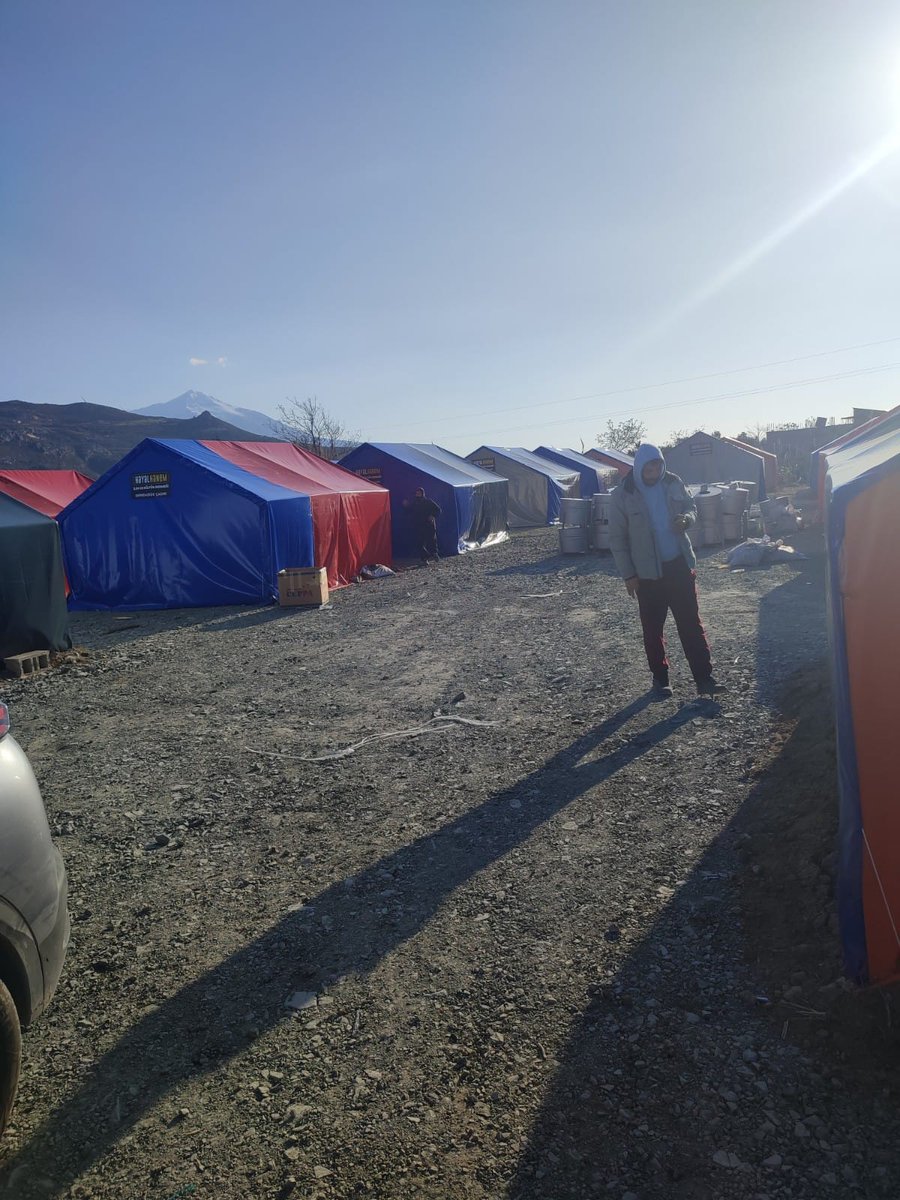 feritsen01's tweet photo. Hatay/Samandağ'da depremde Evlerini kaybeden 700 Vatandaşımızın kalacağı çadır kentin  seyyar Wc/duş eksiklerini giderdim.

Adana'dan İhtiyaç sahibi Diğer deprem bölgelerimize de ulaştırmak mümkün.

Samandağ Kaymakamımıza gayreti için teşekkür ediyorum.
 
Yaraları sarmaya devam. https://t.co/h51A86ianC