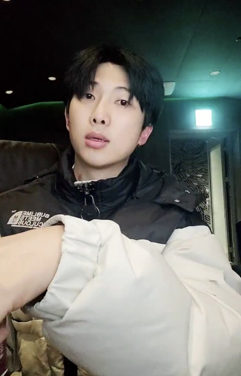 sugadboy's tweet photo. #RM: "Vine a trabajar y pensé en hacer un live, todos andan bien ¿cierto?"

© miiniyoongs https://t.co/3BVLluO9wz