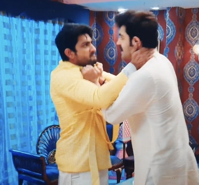 bhavya__14's tweet photo. Tell them to kiss each other 😤😌

#FahmaanKhan #RaviRandhawa #Malhar #DharamPatnii #Rahar https://t.co/1c1GHGi10a
